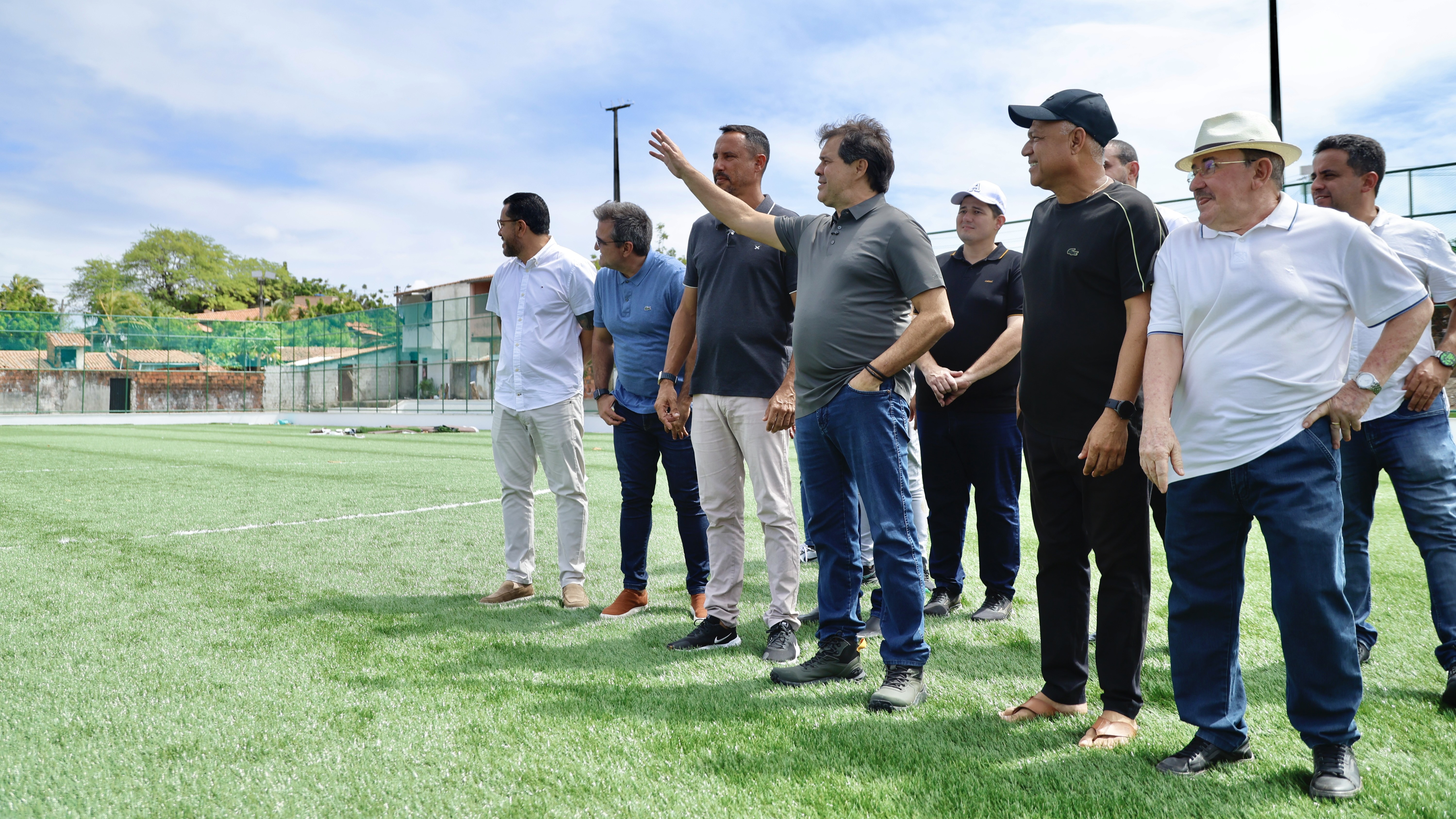 prefeito evandro leitão vistoriando o gramado da nova areninha